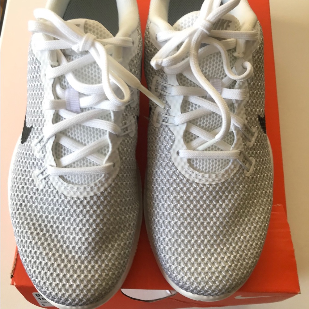 NEW Nike white flex trainer